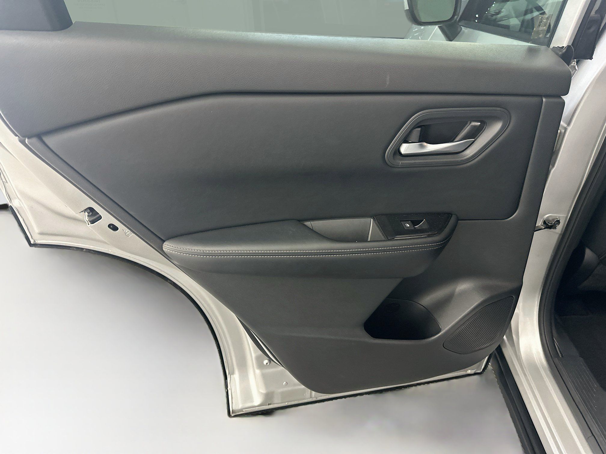 Used 2025 Nissan Rogue SV AWD/4WD image 26