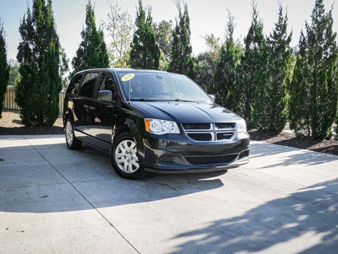Used 2019 Dodge Grand Caravan SE w/ UConnect Hands-Free Group image 2
