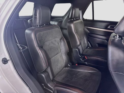 Used 2018 Ford Explorer XLT w/ Equipment Group 202A FWD image 28