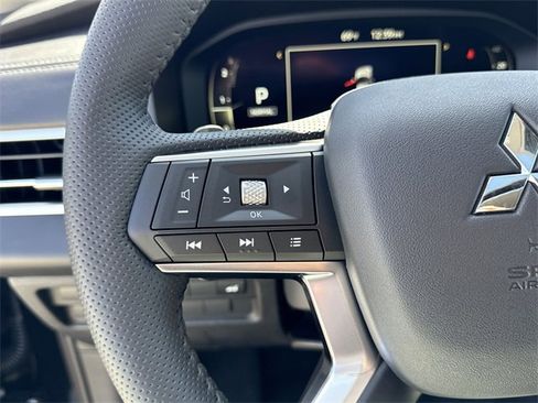 New 2025 Mitsubishi Outlander SE image 15
