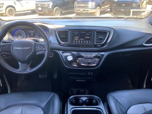 Used 2020 Chrysler Pacifica Touring w/ S Appearance Package FWD image 15