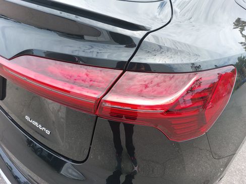 Certified 2022 Audi e-tron Prestige w/ Prestige Package AWD/4WD image 39