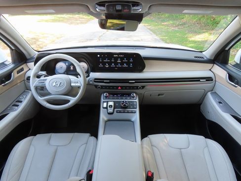 Used 2024 Hyundai Palisade Limited image 4