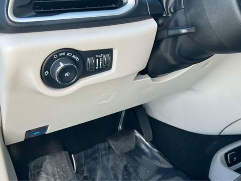 Used 2023 Chrysler Pacifica Touring-L image 29