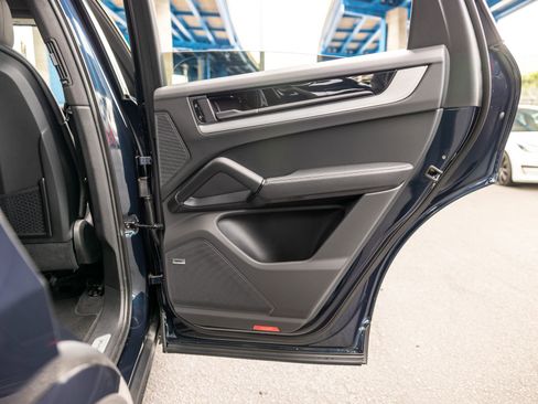 Certified 2025 Porsche Cayenne Coupe AWD/4WD image 48