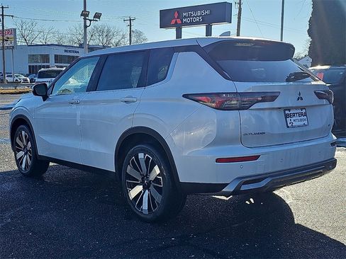 New 2026 Mitsubishi Outlander SE image 3