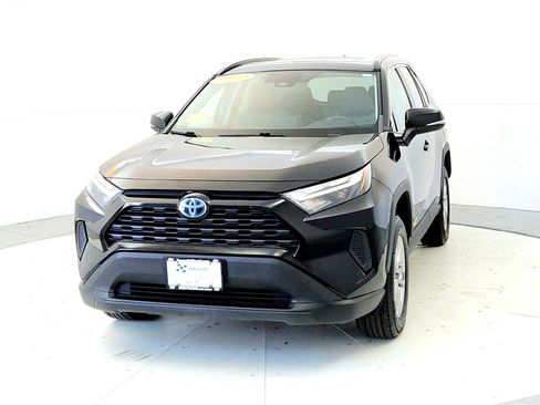 Used 2022 Toyota RAV4 XLE w/ Convenience Package image 2