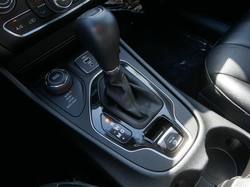 Used 2022 Jeep Cherokee Limited AWD/4WD image 31