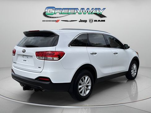 Used 2018 Kia Sorento FWD image 4