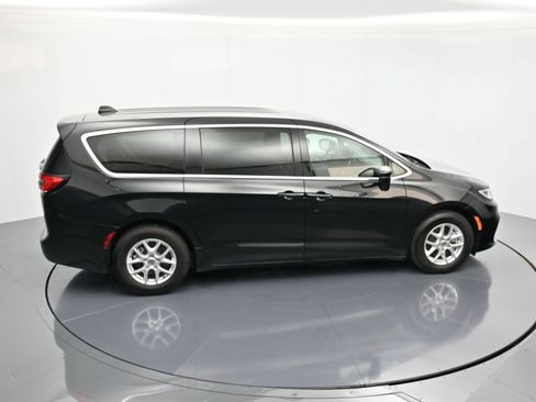 Certified 2023 Chrysler Pacifica Touring-L FWD image 33