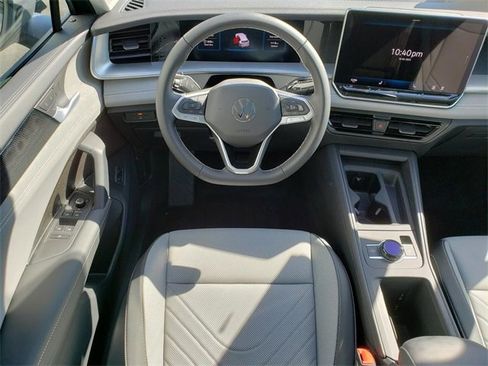 New 2025 Volkswagen Tiguan SE image 10