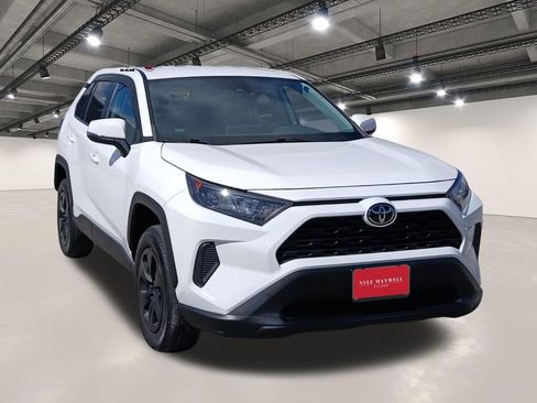 Used 2022 Toyota RAV4 LE image 2