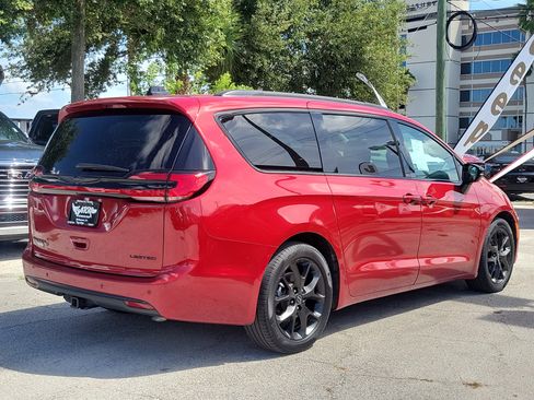 Used 2025 Chrysler Pacifica Limited w/ Trailer Tow Group FWD image 4