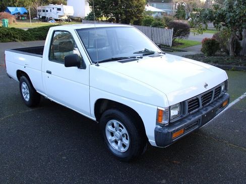 Used 1996 Nissan Pickup XE image 2