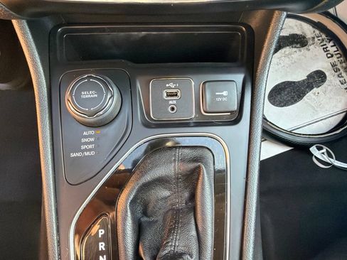 Used 2019 Jeep Cherokee Limited w/ Luxury Group AWD/4WD image 12