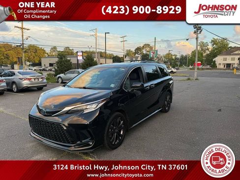 Used 2022 Toyota Sienna XSE w/ XSE Plus Package FWD image 1