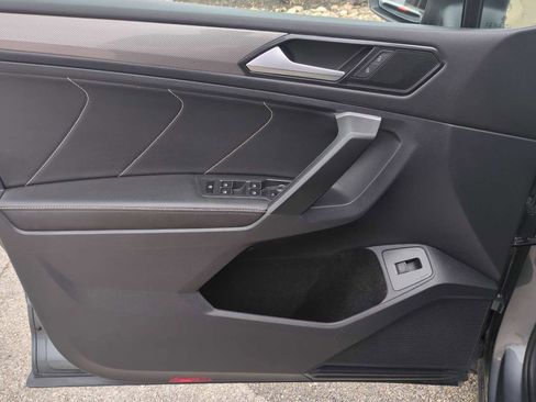 Used 2024 Volkswagen Tiguan SE image 21