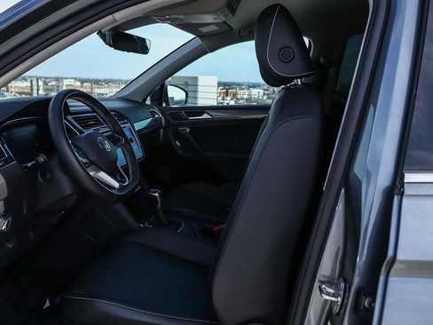 Used 2022 Volkswagen Tiguan SE FWD image 17