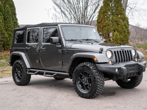 Used 2016 Jeep Wrangler Unlimited Sahara image 3