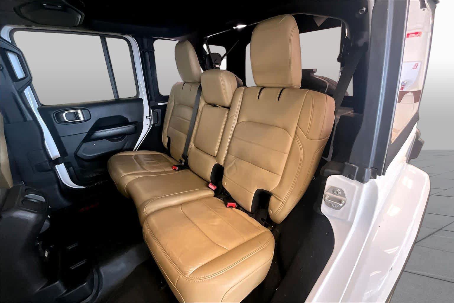 Used 2018 Jeep Wrangler Unlimited Sahara w/ LED Lighting Group AWD/4WD image 17