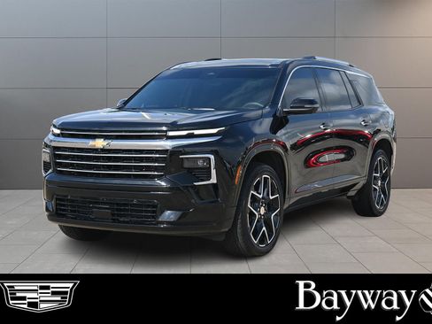 Used 2025 Chevrolet Traverse High Country FWD image 1