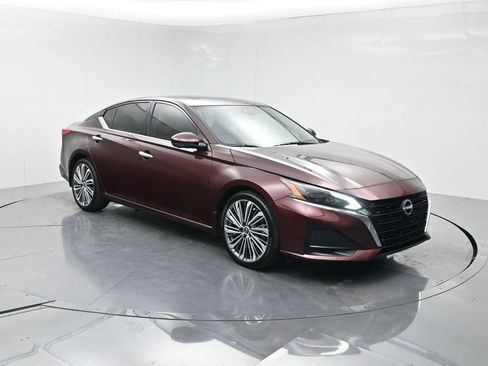 Used 2024 Nissan Altima 2.5 SL FWD image 2