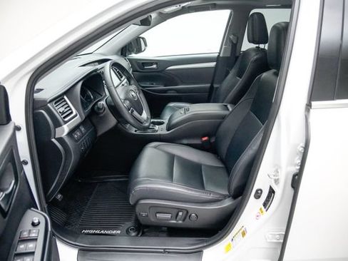 Used 2019 Toyota Highlander XLE AWD/4WD image 15