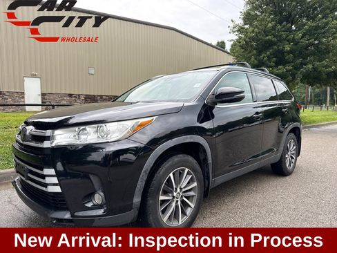Used 2019 Toyota Highlander XLE w/ Carpet Mat Package (TMS) AWD/4WD image 1
