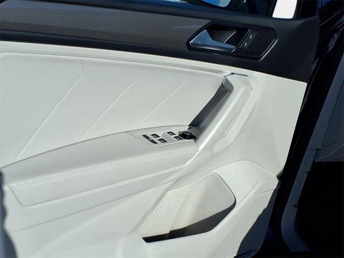 Used 2023 Volkswagen Tiguan SE w/ Panoramic Sunroof Package image 7