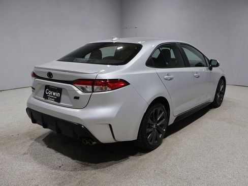 Used 2025 Toyota Corolla SE FWD image 2