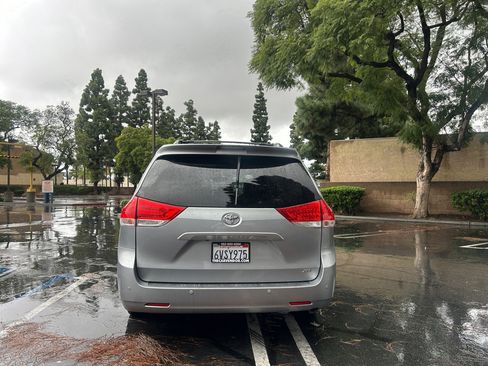 Used 2012 Toyota Sienna XLE image 4
