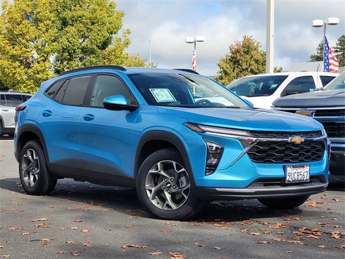 Used 2025 Chevrolet Trax LT w/ Driver Confidence Package image 2