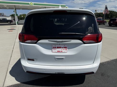 Used 2017 Chrysler Pacifica Touring-L w/ Tire & Wheel Group FWD image 6