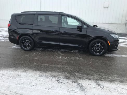 Used 2018 Chrysler Pacifica Touring-L w/ Premium Audio Group image 11