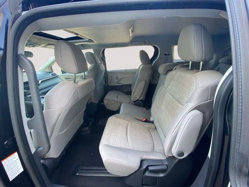 Used 2023 Toyota Sienna LE w/ LE Plus Package FWD image 8