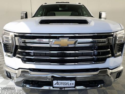 Used 2025 Chevrolet Silverado 3500 LTZ image 2