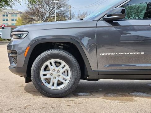 Certified 2025 Jeep Grand Cherokee Laredo image 9