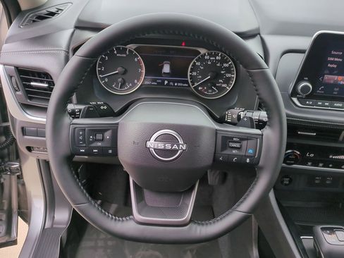 Certified 2025 Nissan Rogue SV image 11