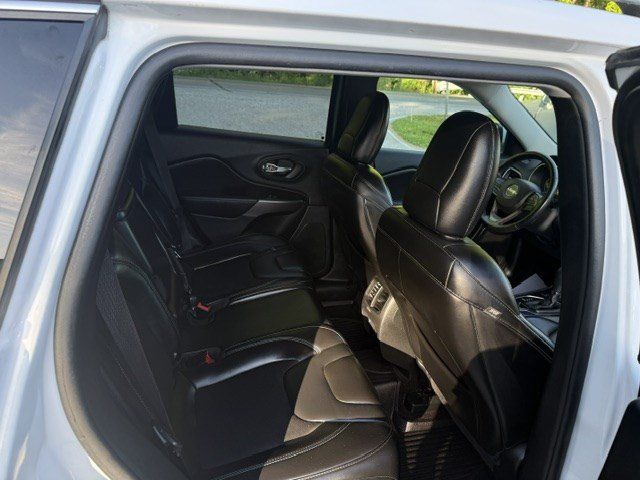 Used 2019 Jeep Cherokee Latitude Plus AWD/4WD image 10