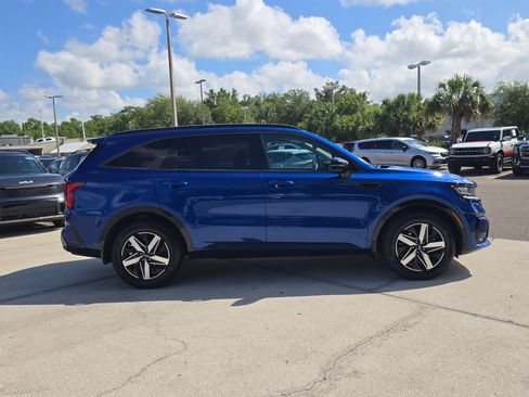 Certified 2022 Kia Sorento S FWD image 9