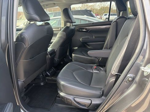 Used 2023 Toyota Highlander Limited image 9