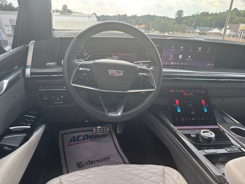 Used 2025 Cadillac Escalade V AWD/4WD image 16