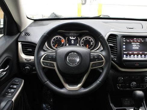 Used 2017 Jeep Cherokee Latitude w/ Comfort/Convenience Group image 18