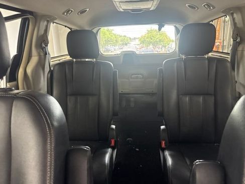 Used 2013 Chrysler Town & Country Touring-L w/ Trailer Tow Group FWD image 15