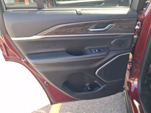 Used 2023 Jeep Grand Cherokee Limited w/ Luxury Tech Group II AWD/4WD image 23