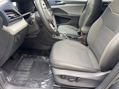 Used 2024 Volkswagen Taos SE image 27