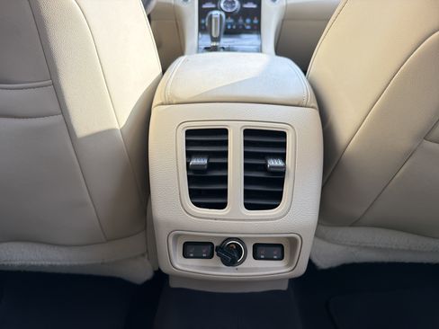 Used 2018 Ford Taurus Limited w/ Driver Assist Package FWD image 29