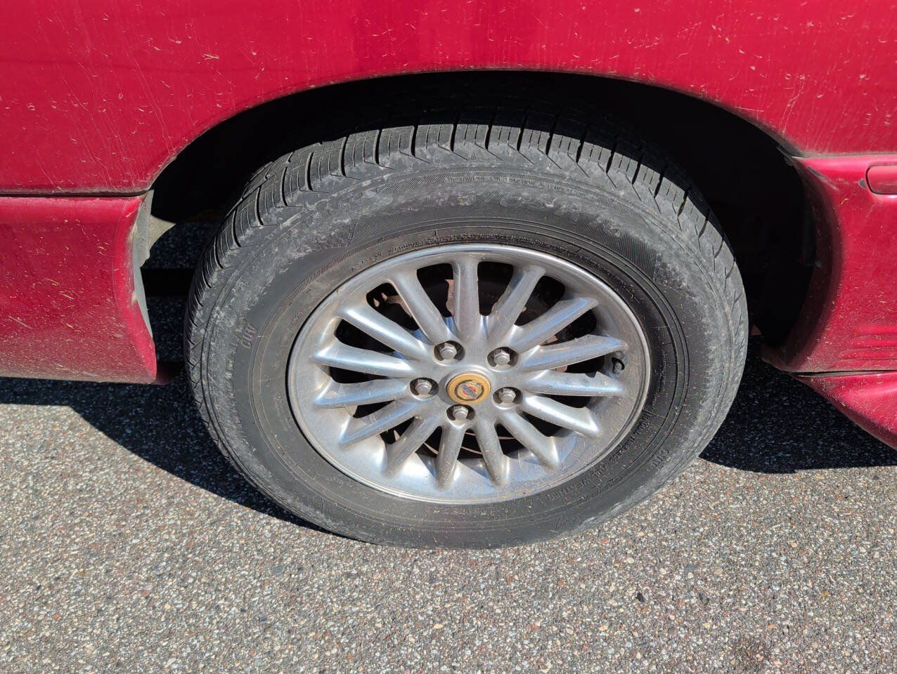 Used 1999 Chrysler Town & Country Limited FWD image 11
