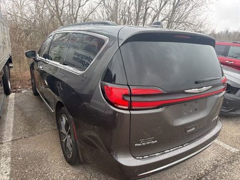 Used 2022 Chrysler Pacifica Limited w/ Uconnect Theater Family Group image 5