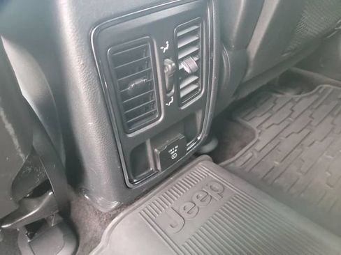 Used 2018 Jeep Grand Cherokee Laredo AWD/4WD image 26